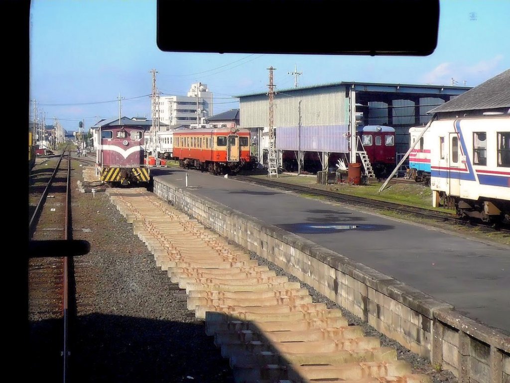 Mitte 1990er Jahre wurden 5 ehemalige Staatsbahn-Lokaltriebwagen Serie KIHA 20 als Nr. 201-205 bernommen. Nr. 205 (Baujahr 1965) ist in Betrieb geblieben und trgt den ursprnglichen rot-weissen Anstrich der Staatsbahnzeit. Links davon ist eine alte, 2005 stillgelegte Diesellok zu sehen. Naka Minato, 26.November 2009. 