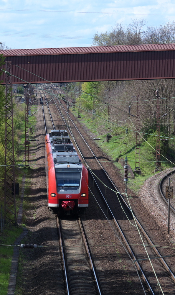 Mitte - Ende April 2012 herrschte Dauerregen im Saarland. Am Sonntag, den 22 April 2012, gab es noch sonnige Abschnitte.

425 127 hat pnktlich Dillingen - Saar verlassen und wird in 2 Minuten in Saarlouis halten.

RE 60 Trier - Kaiserslautern - KBS 685