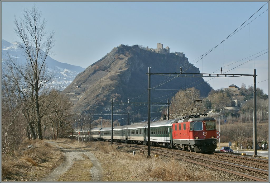 Mitte Februar wurden zwei Re 460 Umlufe der Walliser IR durch Re 4/4 II abgedeckt. Hier die Re 4/4 II 11124 mit dem IR 1421 Genve Aroport - Brig kurz nach Sion, im Hintergrund die Ruine des Schlosses  Tourbillon . 
14. Feb. 2011