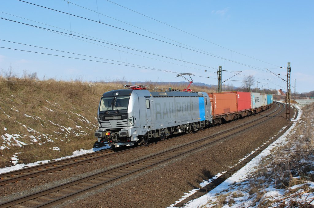 Mitte Mrz 2013 an der KBS 350:
Railpool Vectron (BR 193) zwischen Nordstemmen und Elze (Leine) mit Containern auf dem Weg nach Stuttgart-Hafen.