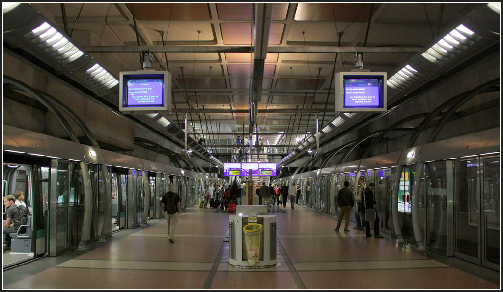 Mittelbahnsteig - 

Als einziger Bahnhof der Metrolinie 14 besitzt die Station  Gare de Lyon  über einen Mittelbahnsteig. Diese Station wurde im Rohbau eigentlich für die Umlegung einer anderen Linie gebaut, wurde dann aber letztlich an die neue Linie 14 angeschlossen. Hier besteht Übergang zur Linie 1 und zu den RER Linien A und D. 

20.07.2012 (M)