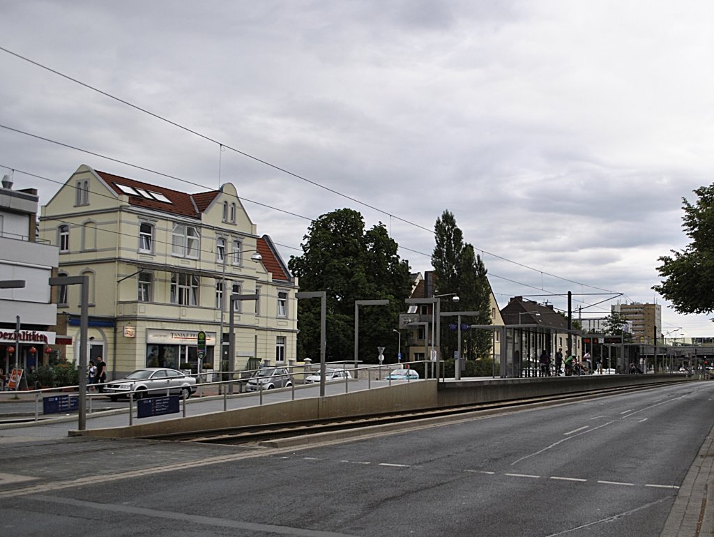 Mittelbahnsteig an der Haltestelle  Dhrener Turm  in Hannover, am 13.06.2011.