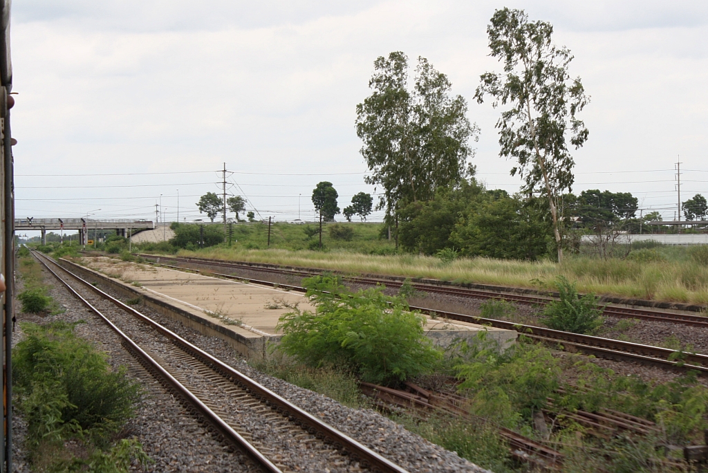 Mittelbahnsteig des Bf. Ban Ma, Blickrichtung Ban Phachi, am 11.Juni 2011.

