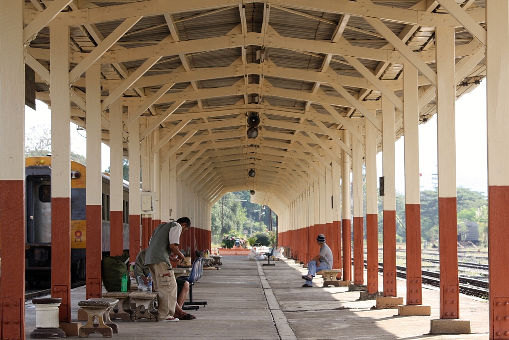 Mittelbahnsteig des Bf. Den Chai am 08.Jnner 2011.