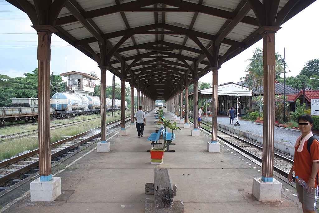 Mittelbahnsteig des Bf. Khao Chum Thong Junction am 26.Oktober 2010.
