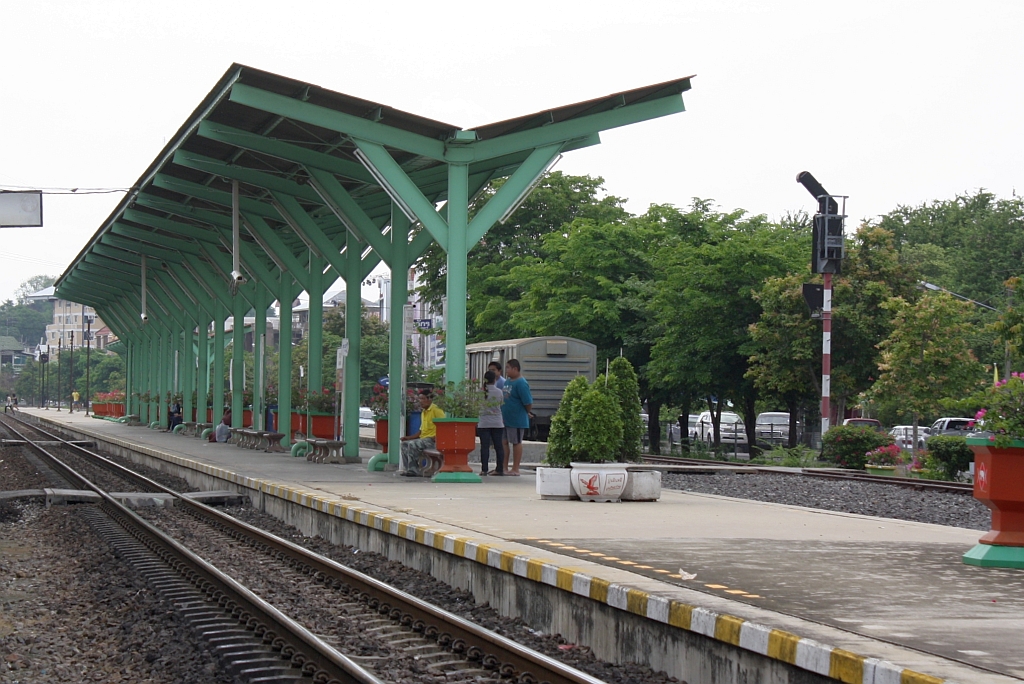 Mittelbahnsteig des Bf. Saraburi am 17.Mai 2012.

