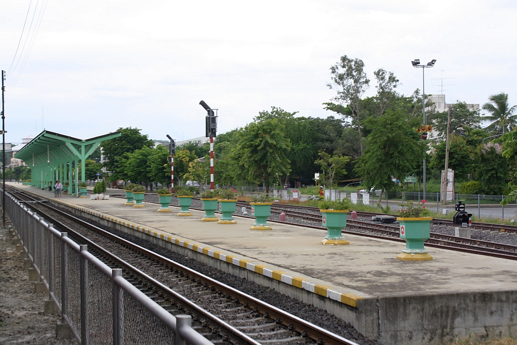 Mittelbahnsteig des Bf. Saraburi, Blickrichtung Kaeng Khoi Junction, am 11.Juni 2011. 

