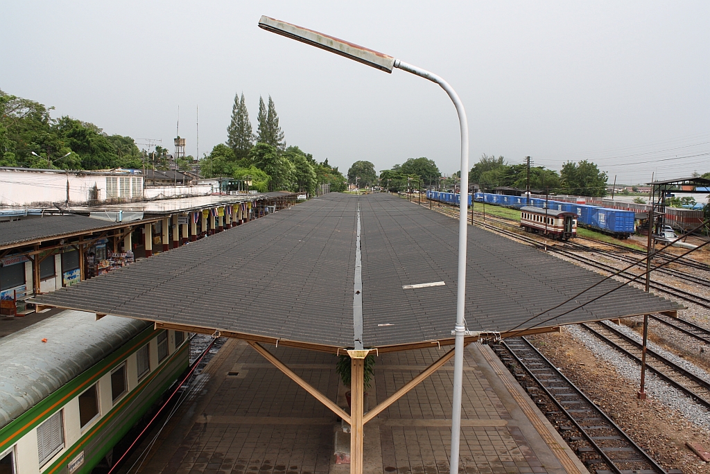 Mittelbahnsteig des Bf. Surat Thani mal aus einer anderen Perspektive. Aufgenommen von der Uebergangsbruecke am 17.Mai 2013.


