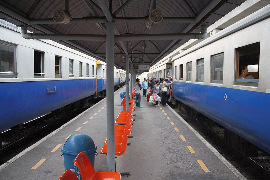 Mittelbahnsteig der Hua Mak Station am 17.März 2011, links der ORD 388 von Chachoengsao Junction nach Bangkok, und rechts der ORD 283 nach Ban Plu Ta Luang.