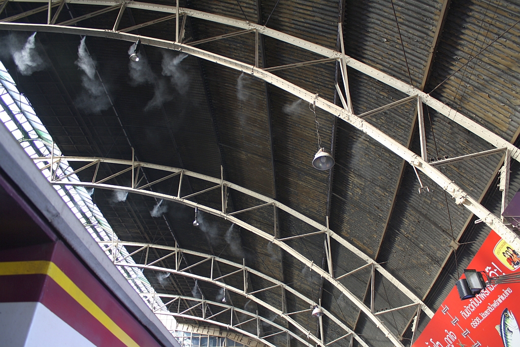 Mittels zerst�ubtem Wasser versucht man die tropische Hitze in der Halle des Bahnhof Hua Lamphong etwas ertr�glich zu machen; ob von Erfolg gekr�nt, sei dahin gestellt. Bild vom 15.Mai 2012.


