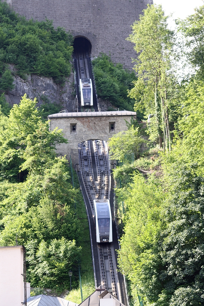 Mittelstation der, von den SLB betriebenen, Festungsbahn Salzburg mit den beiden neuen Wagen 1 und 2. Bild vom 21.Mai 2011.