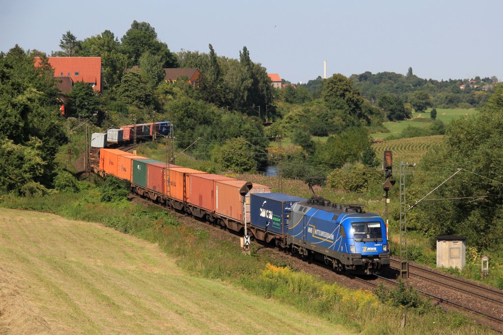 Mittelweserbahn (MWB) 1116 911-7 zieht am 14.08.12 einen Containerzug durch das Leinetal.
Festgehalten bei Elze.