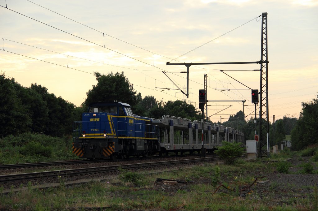 Mittelweserbahn V2104 mit einem leeren BLG Logistics Autotransportzug in Hamburg Unterelbe am Abend des 05.07.2012