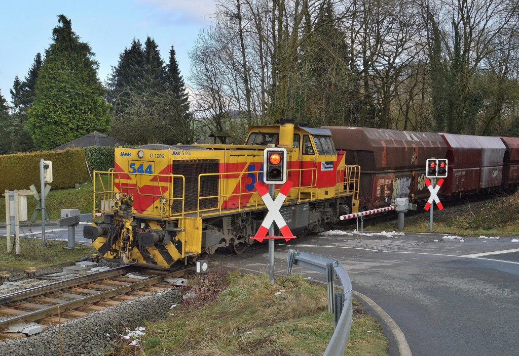 Mitten auf dem B Zwingenberger Weg an der Bahnhofseinfahrt in Flandersbach, der nchsten Bahnstation hinter der Kalkwerk Rohdenhaus ist hier die EH 544 mit einem soeben bernommenen Kalkzug talwrts nach Ratingen auf der Angertalbahn unterwegs. Sonntag 17.2.2013