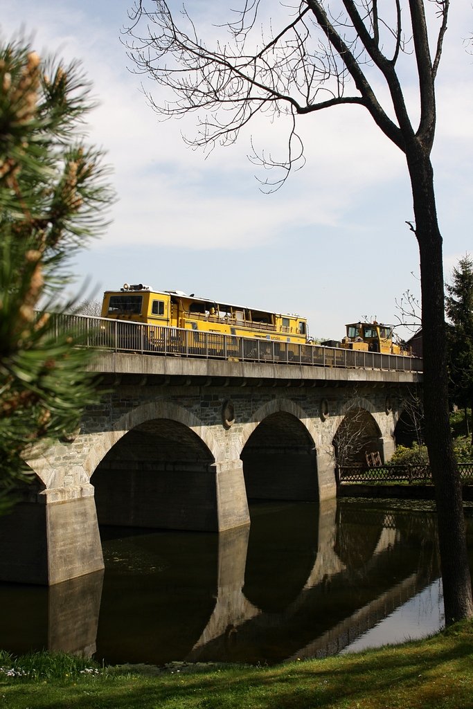 Mitten in einem Teich stehen 2 Pfeiler der Brücke in Grobau, an der Strecke zw. Plauen und Hof, welche soeben von Baumaschinen (CSM+SSP) der Fa. eurogleis GmbH überquert wird. (27.04.2009)