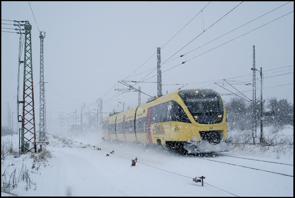 Mitten im Schneesturm passiert OLA-Tw 0005 als OLA79783 am 21.02.2013 den Abzweig Srg mit Ziel Neustrelitz.