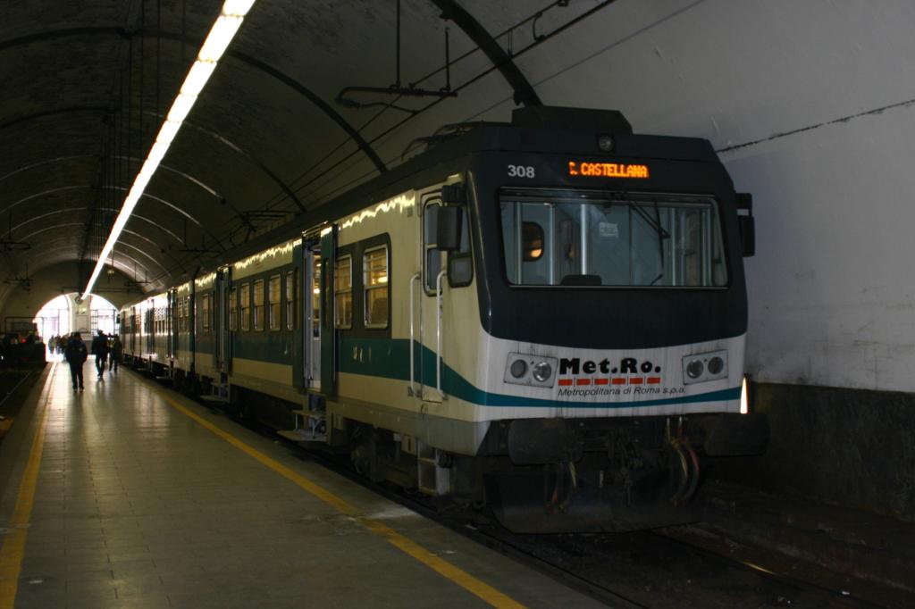 Mitten im Stadtgebiet von Rom liegt der unterirdische Metro Bahnhof
Flaminio. Hier beginnt die Metro Linie nach Castellana. Aufnahme am 10.1.2006.