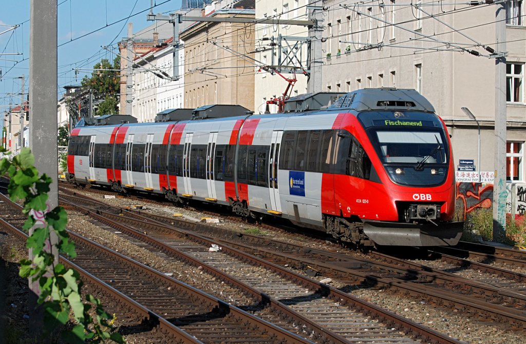 Mitten in Wien. 4124 025 unterwegs als S-Bahn nach Fischamend. Die Aufnahme entstand kurz vor dem Bahnhof Wien Mitte am 16.08.2009.