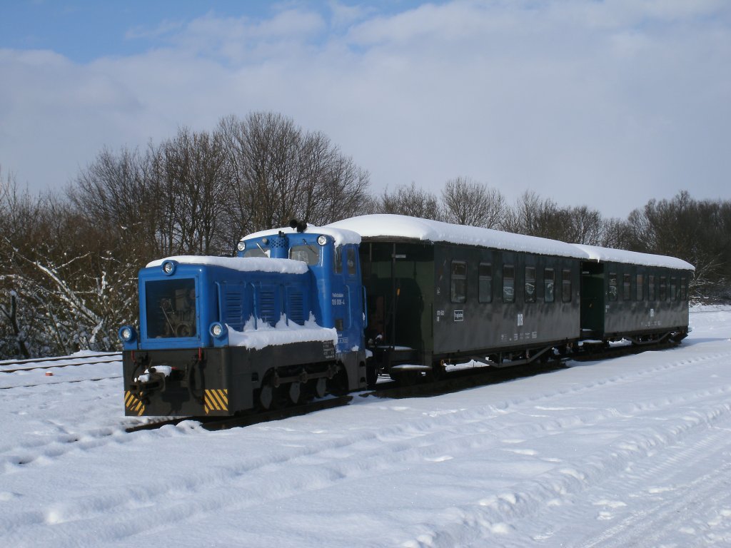 Mittlerweile ist 199 008 wieder vom Schnee befreit,als Sie am 04.Februar 2012 im Schnee in Putbus abgestellt stand.