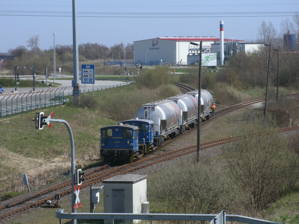 Mittlerweile auch wieder beendet ist der Einsatz von den beiden MWB V243 und V244 in Mukran.Am 20.April 2011 holten die beiden Loks ein paar Staubgterwagen ab und Sie dann in den Anschlu Betonummandlungswerk zuschieben.