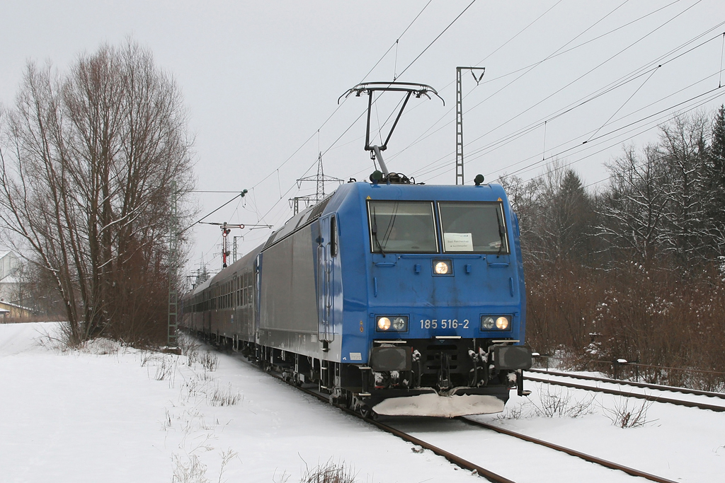 Mittlerweile fahren auf der Strecke Freilassing – Berchtesgaden zuverlssig die BLB Flirts. Am Anfang des Jahres mussten jedoch einige Ersatzfahrzeuge aushelfen. Hier ist 185 516 mit Silberlingen als BLB Ersatzzug nach Berchtesgaden unterwegs. Piding, 13.02.2010.