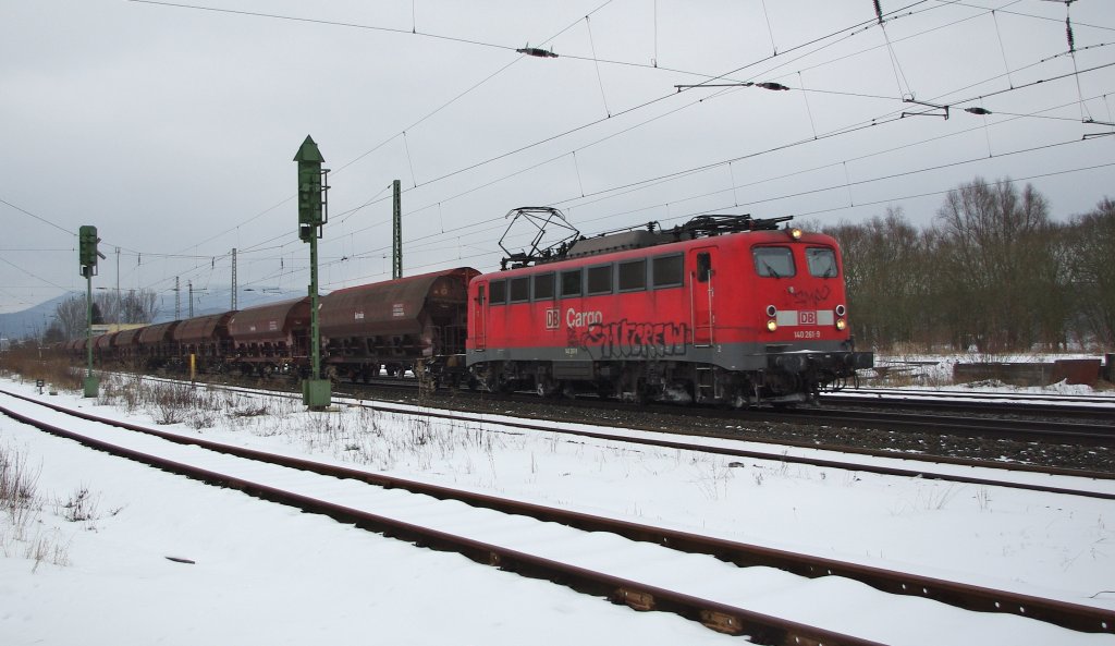 Mittlerweile gehrt sie auch zu den eher selteneren Gsten auf der KBS 613, die BR 140. Hier 140 261-9 in Fahrtrichtung Sden durch Eschwege West am 13.02.2010.
