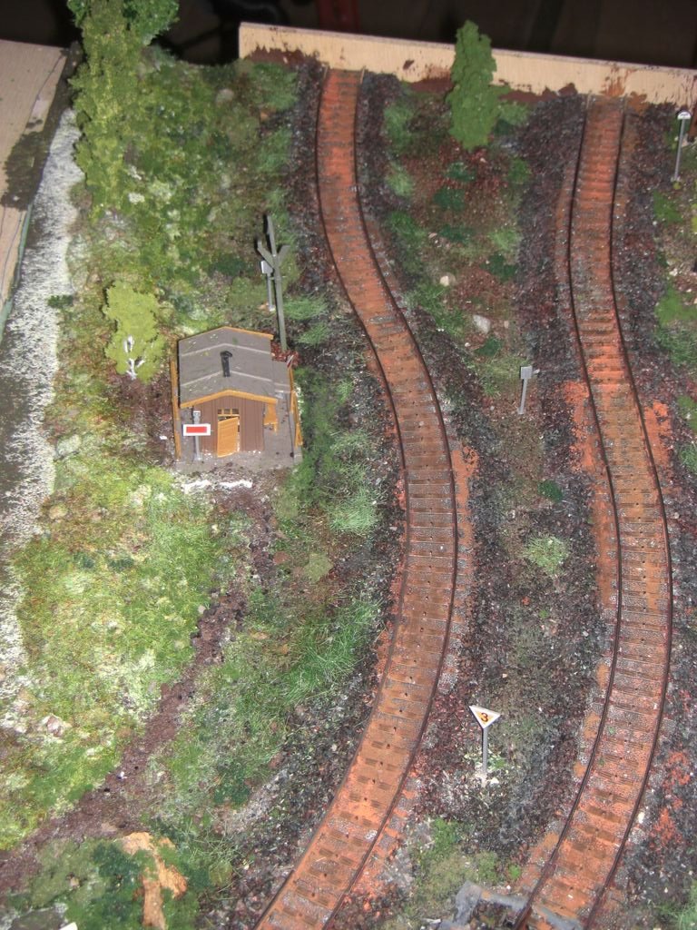 Mittlerweile hat auch ein Streckenhuschen und ein paar Signaltafeln Platz gefunden