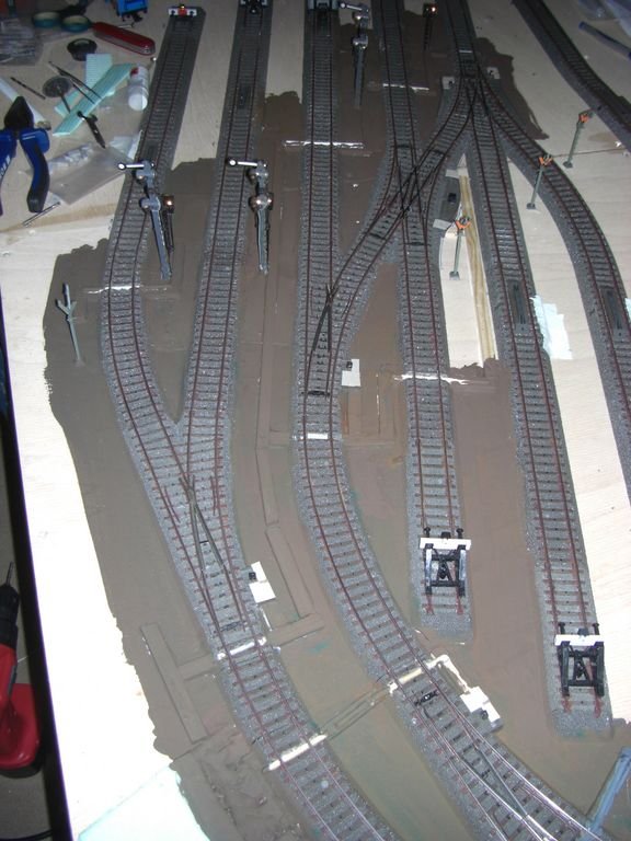 Mittlerweile hat die Stellwerkstechnik einzug gehalten. Steuerung der Weichen und Signale mittels Seilzge