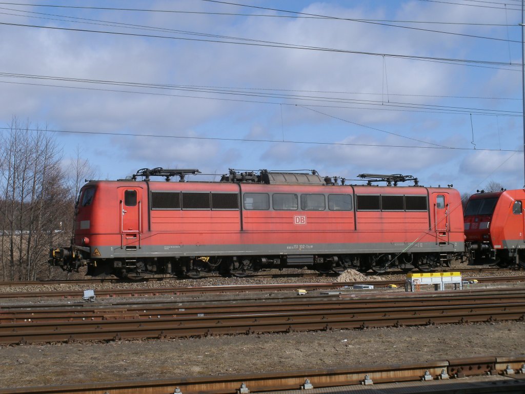 Mittlerweile kommen die 151er auch nach R�gen,zwar nicht t�glich aber daf�r habe ich Sie schon einige Male gesehen.Am 29.M�rz 2011 fotografierte ich 151 102 abgestellt in Mukran.