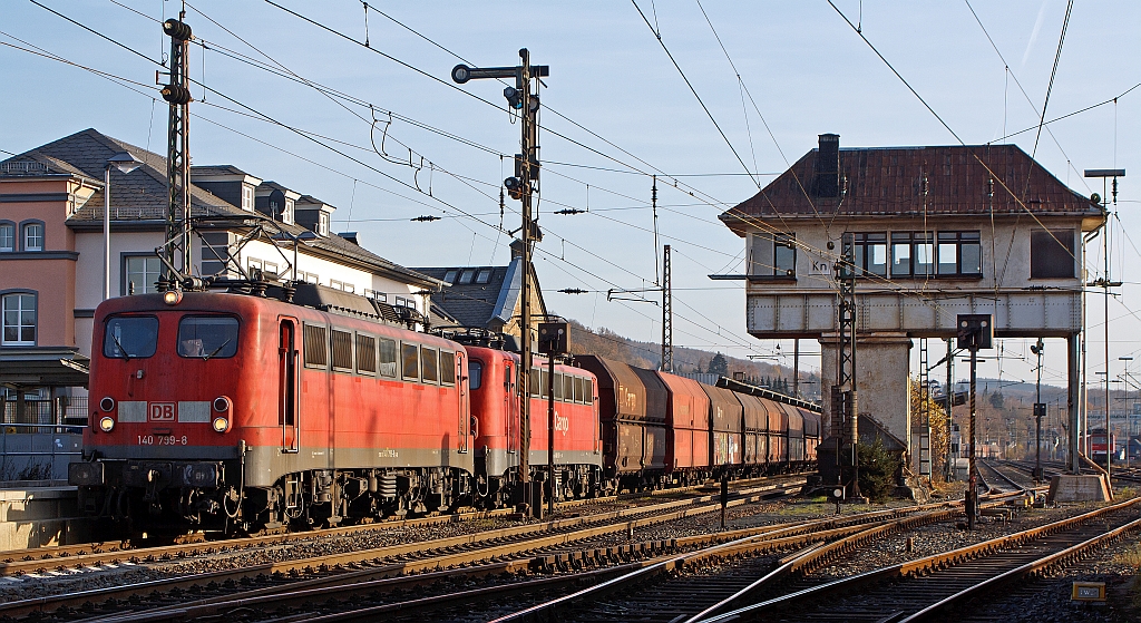 Mittlerweile Selten auf der KBS 440: Ein leerer Kohlezug gezogen von der 140 799-8 und 140 811-1, hat hier am 19.11.2011 im Bahnhofbereich Kreuztal Hp 0. Im Hintergrund der Bahnhof Kreuztal, rechts das Reiterstellwerk Kreuztal Nord (Kn). Heute hier ein Umleiter, frher zur Dampflokzeit Alltag, weil im Siegerland viele Eisenhtten und Erzgruben waren. Kohle kam von der Ruhr, Eisenerz ging zur Ruhr. 
Ein Gru noch an den freundlichen Lokfhrer.