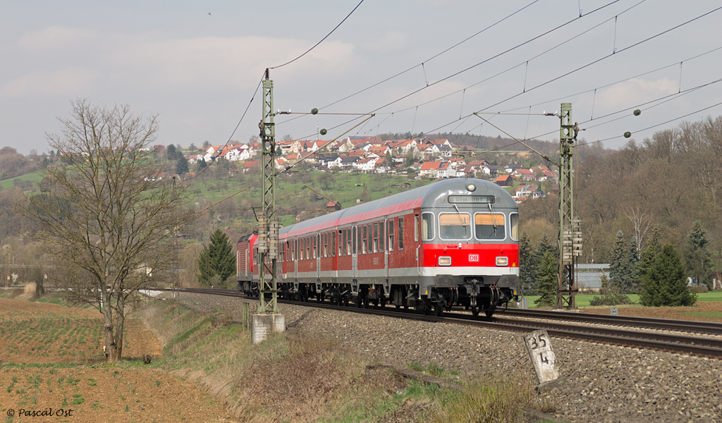 Mittlerweile selten geworden sind Karlsruher Steuerwagen mit funktionierenden Zugzielanzeigen. Am 16. April 2013 war jedoch ein solches Exemplar in einem Regionalzug nach Ulm eingereiht und konnte bei Uhingen aufgenommen werden.