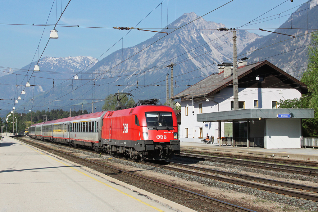 Mittlerweile sind zwar schon viele Fernverkehrszge im Inntal als Railjet unterwegs, aber einige klassiche OEC/OIC Zge sind dort auch noch anzutreffen. So zum Beispiel der OIC 863 von Bregenz nach Wien. Dieser war am 23.04.2011 mit 1016 040 unterwegs und wurde in Brixlegg abgelichtet.