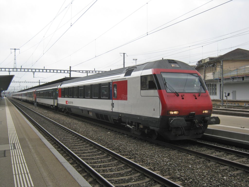 Mittlerweile Vergangenheit; ein IR Konstanz-Biel beim Zwischenhalt in Solothurn. Der Zug wurde ausnahmsweise mit einem 2er Modul verstrkt, das spezielle daran ist der 2. Wagen. Es handelt sich dabei um einen noch grnen B EWIV (mittlerweile sind alle B weiss), 04.09.2011.