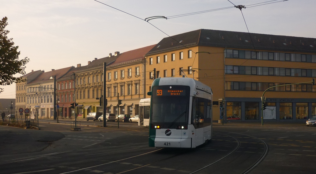 Mittlerweile wird die Variobahn auch auf dem Rehbrcker Ast eingesetzt. Wagen 421 'Opole' ist hier als Linie 93 Richtung 'Glienicker Brcke' unterwegs und neigt sich merklich in der Kurve am Platz der Einheit. Potsdam, 2011-11-04. (Bild ist an der Hausecke direkt hinter der Straenbahn ausgerichtet. Sie neigt sich wirklich!)