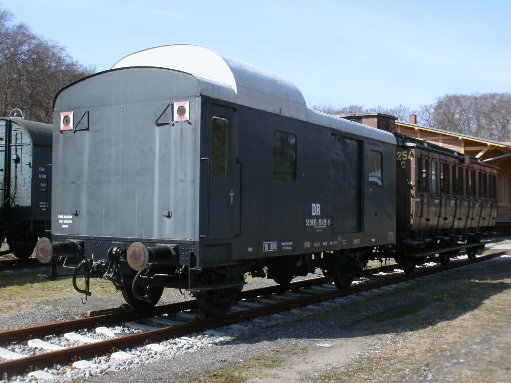 Mittlerweile zur Kategorie  Historische Wagen  zhlt dieser Packwagen und ein Dreiachser die am Heringsdorfer Bahnhof stehen.Aufgenommen am 14.April 2013.