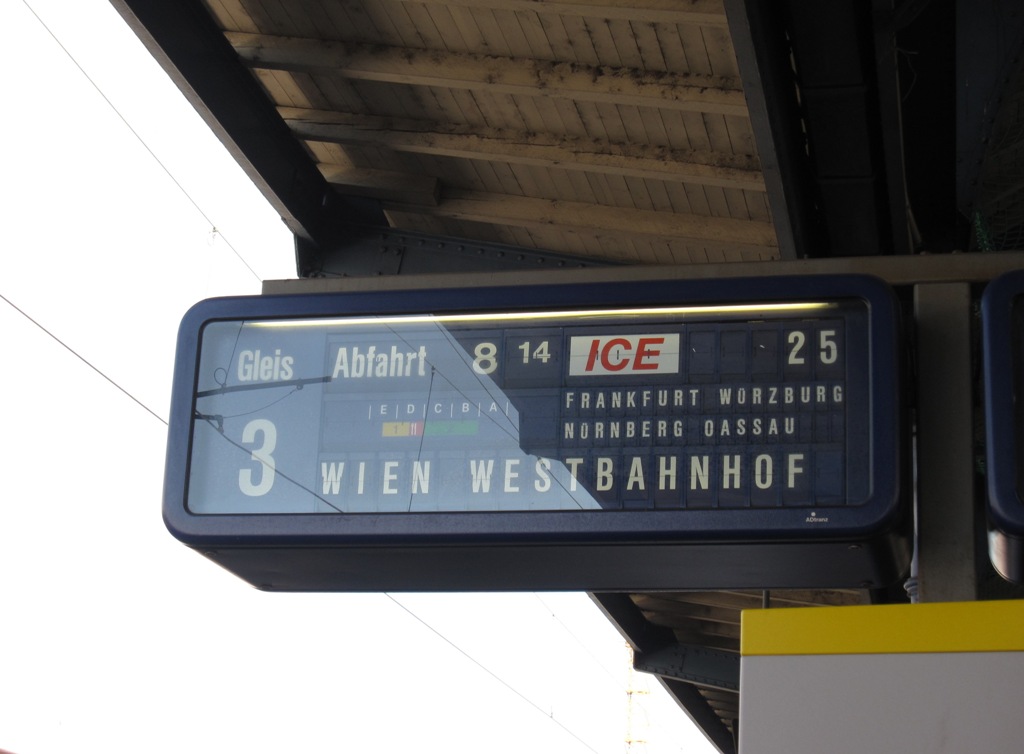Mittwoch (14.07.2010) morgens um kurz nach 8 Uhr auf Gleis 3 des Bonner Hauptbahnhofs. Was stimmt bei dieser Anzeige nicht?...

Richtig - Ossau! 5 Minuten spter hie die Stadt wieder Passau.
