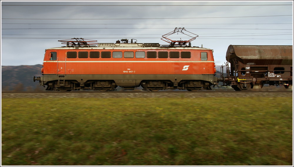 Mitzieher von 1042 007 mit Schotterzug 91937 von Fentsch-St. Lorenzen nach Zeltweg. 
Lind 5.11.2011