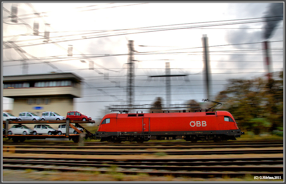 Mitzieher von 1116 051 mit Fiat-Autozug in Wien-Erdberger Lnde, 27.10.2011