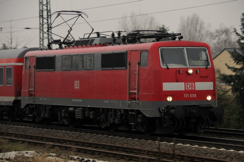 Mitzieher auf 111 008 im frhen Morgengrau auf der KBS 650 kurz vor Auerbach an der Bergstrasse. 17.03.2011