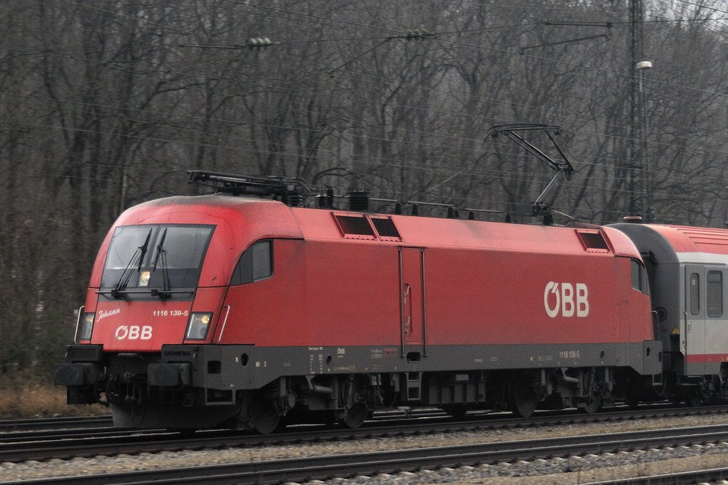 Mitzieher auf 1116 139-5  Johann , welche heute im Dienste des EC 113 Siegen - Klagenfurt war. (Neuoffingen, 16.03.2010). 
