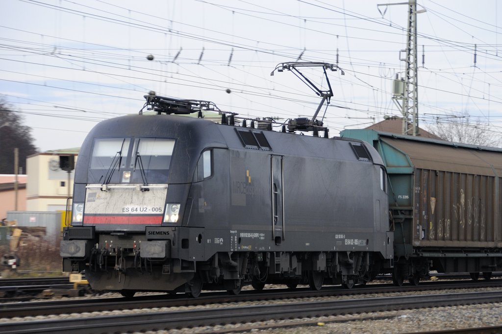 Mitzieher auf ES 64 U2-005 vor einem Schiebewandwagen-Ganzzug (Hbbillns) in Treuchtlingen. (30. November 2009).