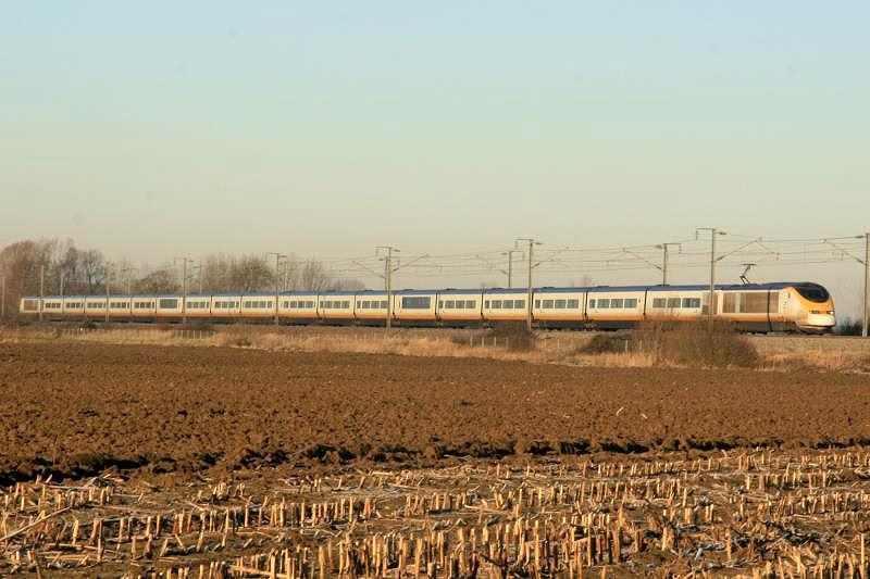 Mitzieher bei Tempo 300 Km/h auf der Hochgeschwindigkeitsstrecke Calais - Lille bei Baileule; 13.12.2010