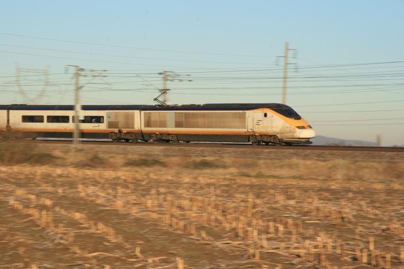 Mitzieher bei Tempo 300 Km/h auf der Hochgeschwindigkeitsstrecke Calais - Lille bei Baileule; 13.12.2010
