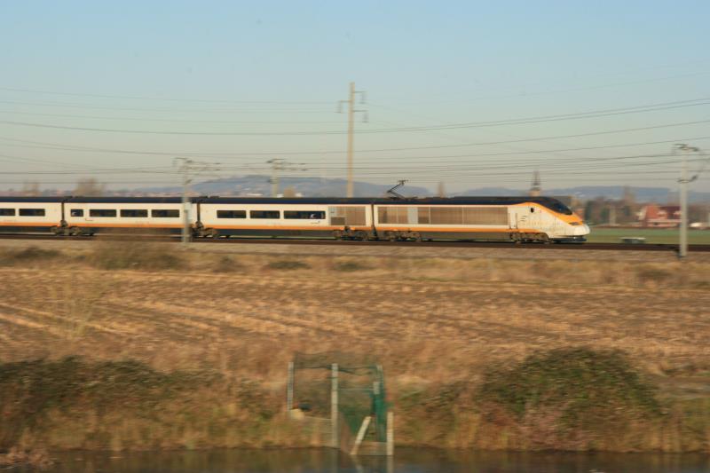 Mitzieher bei Tempo 300 Km/h auf der Hochgeschwindigkeitsstrecke Calais - Lille bei Baileule; 13.12.2010