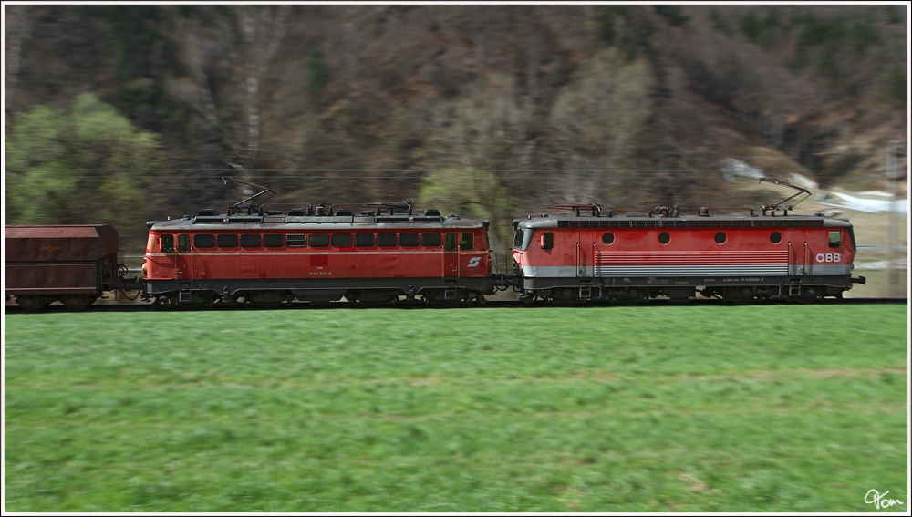Mitzieher der beiden E-Loks, 1144 059 + 1142 542 welche mit einem Erzzug von Spielfeld nach Donawitz fuhren. 
Pernegg 31.3.2012