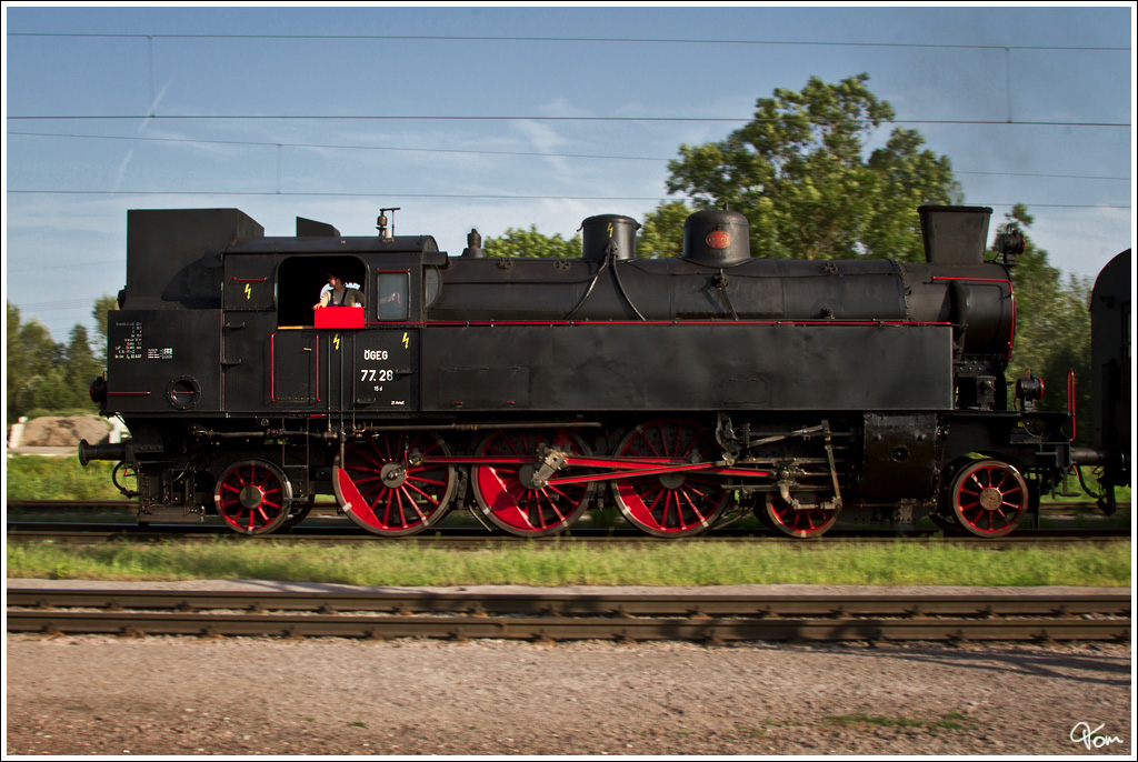 Mitzieher von der Dampflok 77.28, bei der Einfahrt mit SE 17238 (Steyr -  Linz) in den Linzer Mhlbachbahnhof.
24.8.2012