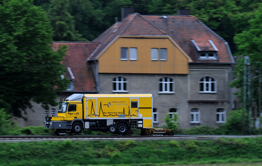 Mitzieher eines Mercedes-Benz 2-Wege-LKW, RIT 11 am 23.5.2013 bei Übach-Palenberg auf der KBS 485 in Richtung Mönchengladbach unterwegs.