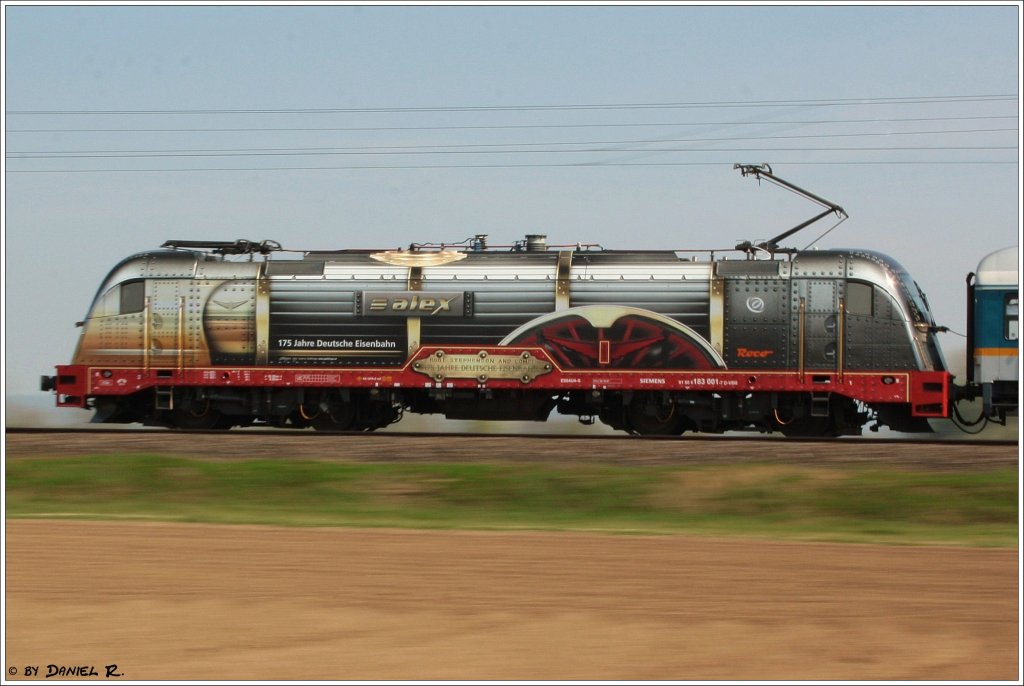 Mitzieheraufnahme von 183 001 mit dem ALX M�nchen Hbf - Regensburg Hbf am 20.04.2011 in K�fering. 