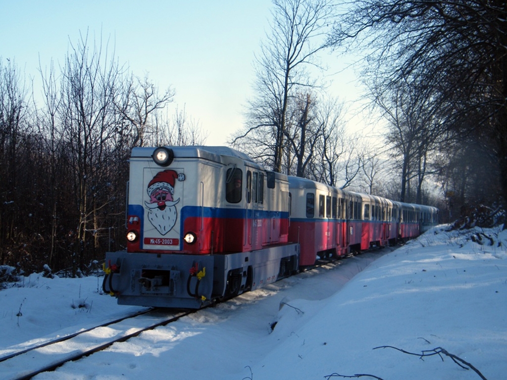 Mk45 2003 mit dem Santa Klaus-Zug an der Kibereisenbahn von Szchenyi-Berg, Budapest, am 05. 12. 2012. 