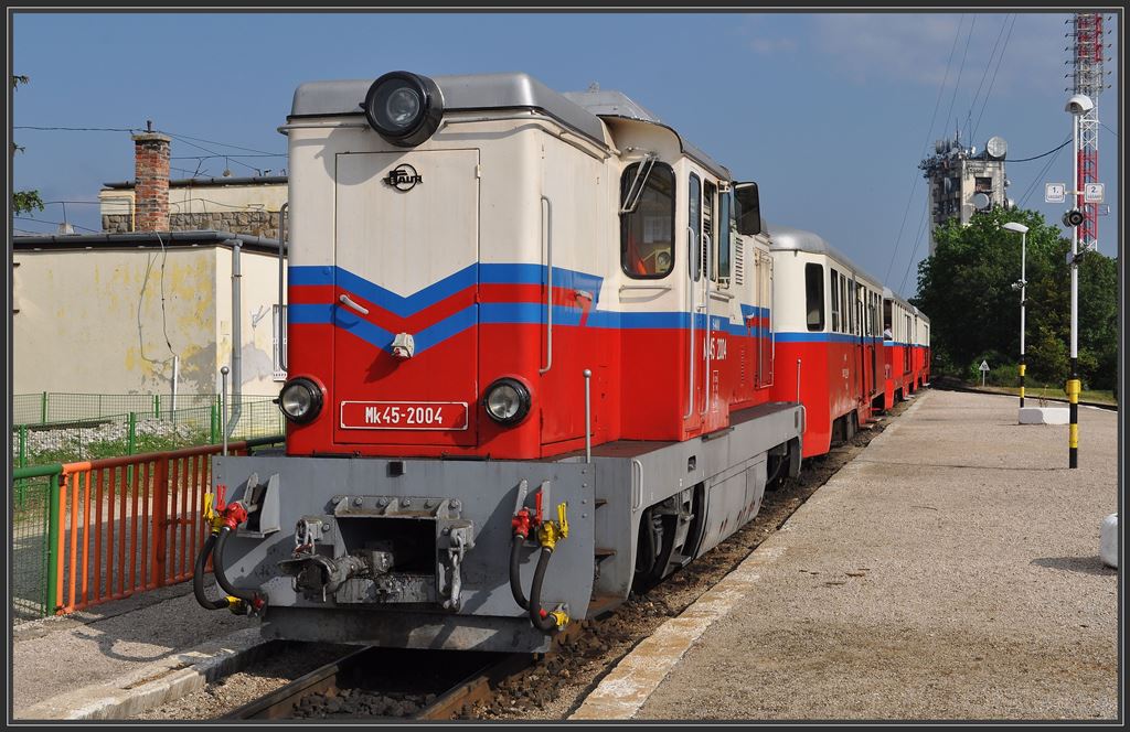 MK45-2004 der Gyermekvast/Kindereisenbahn in Szchenyi-hegi mit dem TV-Turm im Hintergrund. (11.05.2013)